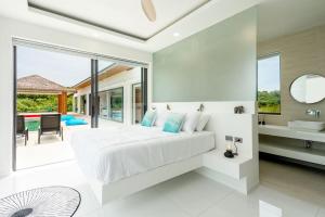 苏梅岛Villa Nirvana - Wonderful Sea View的一间带白色大床的卧室和一间浴室