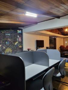 圣何塞Eco Stay Hostel的一间会议室,配有白色的桌子和椅子