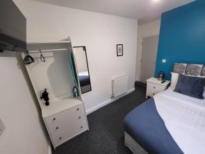 诺丁汉Nottingham Forest Rd, Short Stays的一间卧室配有一张床和一面大镜子