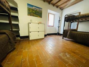 GuigliaCasa del Viandante Borgo dei Sassi di Roccamalatina的带两张双层床和梳妆台的客房以及一间卧室