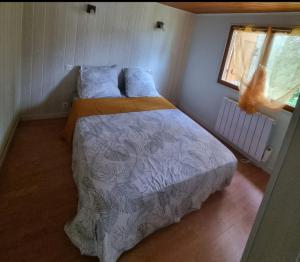 SapoisMaison de vacances的一间小卧室,配有床和窗户