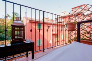 博洛尼亚Casa Miramonte的阳台设有长凳和橙色建筑