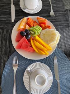 卡诺格布拉达Charlotte House的桌上的水果和蔬菜盘