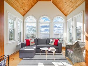加蒂诺Stunning waterfront home 25min to downtown Ottawa的客厅设有灰色的沙发和窗户。