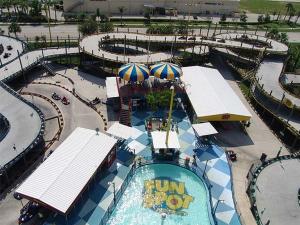 奥兰多Clarion Inn Orlando International Drive - ICON Park的一个带游泳池的游乐园,并可以骑车