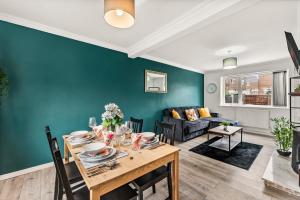 SkegbyStunning Abode in Ashford - Parking - Sleeps 7的客厅配有桌子和沙发