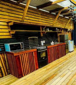 CareneroSuites Bocas del Toro的一间带木制柜台和炉灶的厨房