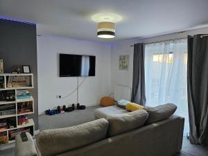 KentonBridgepay Double Room的带沙发和平面电视的客厅