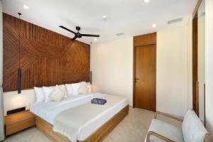 塞隆贝拉纳克Villa Serangan - Private Beach Access的卧室配有白色的床和木制床头板