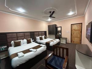斯利那加Fair Mount的酒店客房设有两张床和电视。