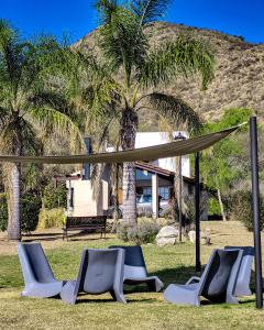 贝尔格拉诺将军镇Cabañas Loma Azul的公园里一组椅子和天篷
