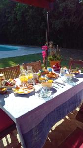 开门La Colorada, home for... La Amistad Polo的餐桌,带食物盘和橙汁杯