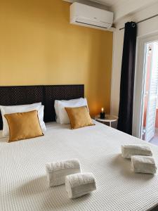 阿尔沃尔Alvor Apartment的一间卧室配有一张大床和两个枕头