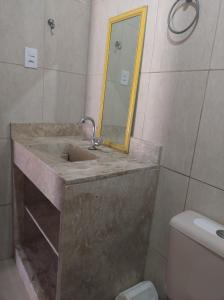 伊塔帕里卡岛维拉克鲁兹Cantinho do Relax的浴室设有盥洗盆、镜子和卫生间