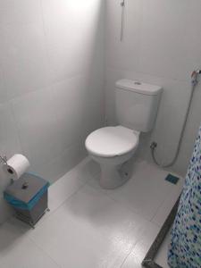 阿拉鲁阿马Casa tranquila 2 Q, bem localizada, ar opcional wifi grátis.的白色客房内的卫生间