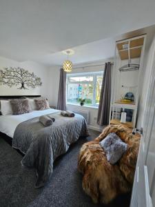 斯蒂夫尼奇Luxury one bedroom maisonette with extra connected bedroom in Stevenage centre的一间卧室设有一张大床和一个窗户。