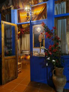 舍夫沙万Casa Blue Star的蓝色的房间,有蓝色的门和花瓶