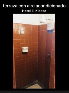 阿卡普尔科Hotel zócalo abuelos的带淋浴的浴室(铺有橙色瓷砖)