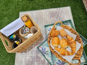 马赛Ô Balinais mini villa avec spa et piscine privatif的两篮子食物和一篮子面包