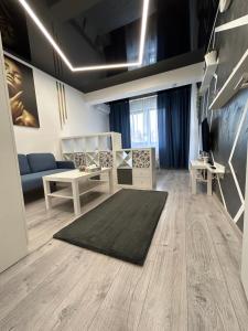 Popeşti-LeordeniPerla Home - Studio 9的客厅配有蓝色的沙发和地毯。