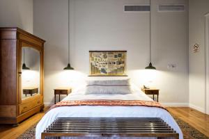 利马Villa Barranco by Ananay Hotels的一间卧室配有一张大床和两盏灯