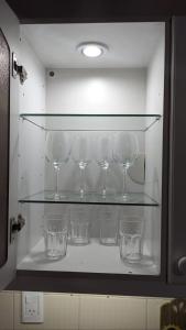 瓜伊马延Departamento en Mendoza的架子上装满玻璃杯的橱柜