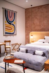 瓦哈卡市Casa Antonieta的一间卧室配有两张床和一张桌子