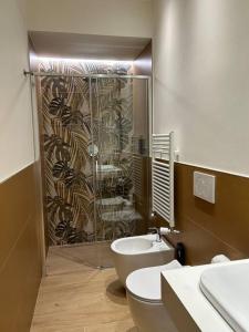 博洛尼亚ALBARI HOUSE的带淋浴、卫生间和盥洗盆的浴室