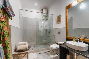 斋沙默尔Hotel Jasmin Home的带淋浴、盥洗盆和卫生间的浴室