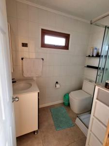 瓦尔帕莱索Mini casa en lo alto de la montaña的一间带卫生间和水槽的小浴室