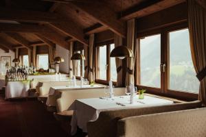 奥蒂塞伊格林酒店的餐厅的一排桌子,有窗户