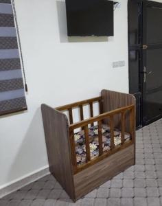 瓦迪穆萨Petra Hill的木凳,坐在墙上,配有电视