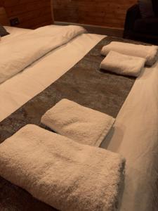 贾马里海姆森AYDER BUNGALOW - river view , Royal Bungalow Resorts的一张带三条白色毛巾的床