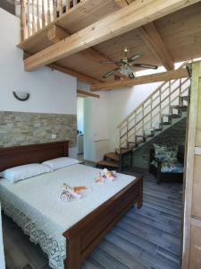 卡内利Agriturismo 'Rian d'oliva的一间卧室设有一张木天花板床。
