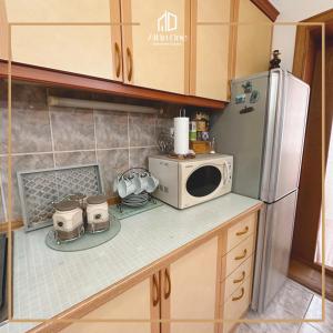 GjakoveALL IN ONE APARTMENT GJAKOVA的厨房配有微波炉和冰箱。