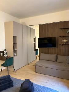博洛尼亚ALBARI HOUSE的带沙发和电视的客厅