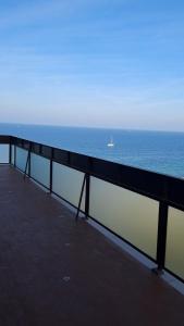 巴里Attico Suite spiaggia Bari的海上的码头