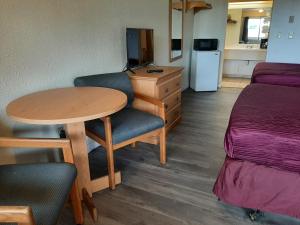 森特勒利亚Centralia Inn的客房设有书桌、桌子和床。