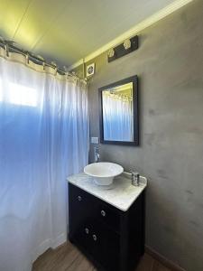 圣安东尼奥德阿雷科Los Narcisos的一间带水槽和镜子的浴室