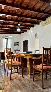 圣安东尼奥德阿雷科Los Narcisos的用餐室配有大型木桌和椅子