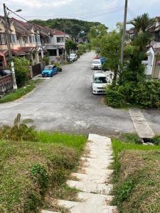 峇冬加里Iwan Ila Homestay的路边有汽车的街道