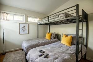 伯明翰Serenity on Montclair - Groups/Games/FastWiFi的一间卧室配有两张床和一张双层床。