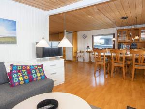 奥本罗Holiday home Aabenraa LXXVI的带沙发的客厅和用餐室