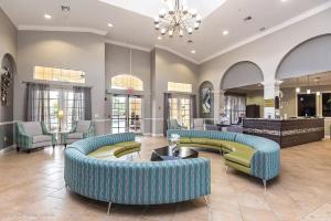 奥兰多Vista Cay Jewel Luxury Condo by Universal Orlando Rental的大堂设有两张沙发和一张桌子及椅子。