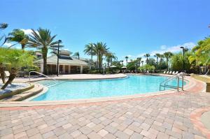 奥兰多Vista Cay Jewel Luxury Condo by Universal Orlando Rental的度假村内一座种有棕榈树的大型游泳池