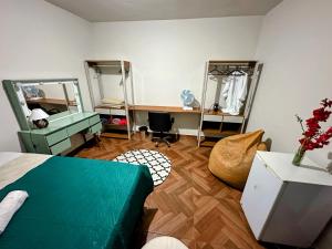 贝洛奥里藏特Espaço Nill的一间卧室配有两面镜子、一张床和一张书桌