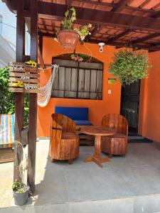 贝洛奥里藏特Espaço Nill的庭院配有桌椅和橙色墙壁。