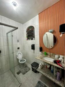贝洛奥里藏特Espaço Nill的带淋浴、卫生间和盥洗盆的浴室