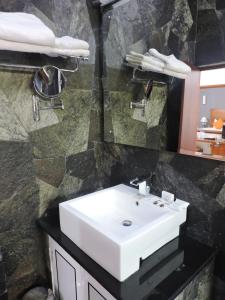 Hotel Travellers Nest Kandy的一间浴室