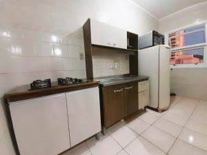 南圣克鲁斯Central APTO Santa Cruz do Sul的厨房配有白色冰箱和水槽